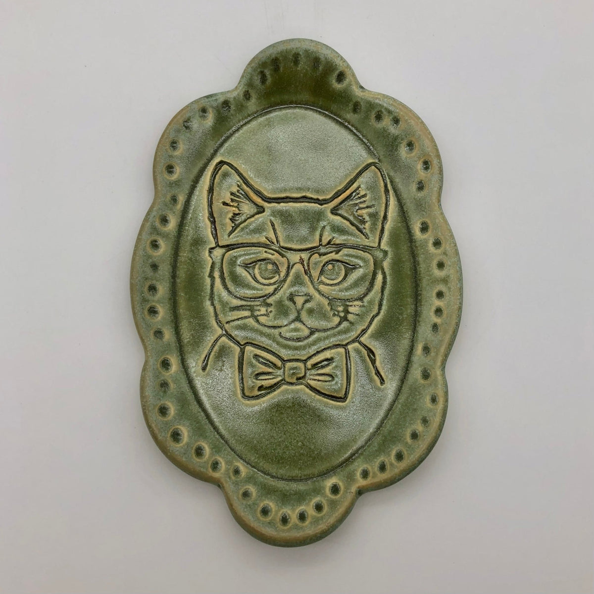 Embossed Oval Scalloped Plate - The Regal Find